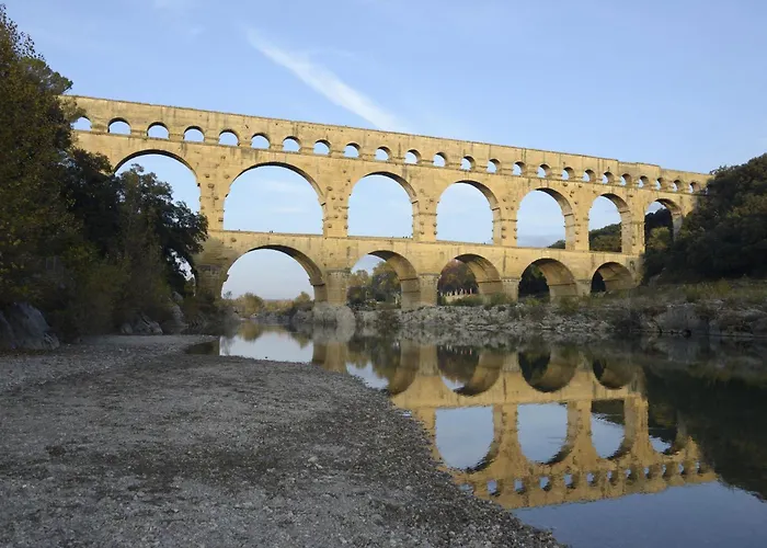 A 2 Pas Du Pont Du Gard Vers Pont du Gard